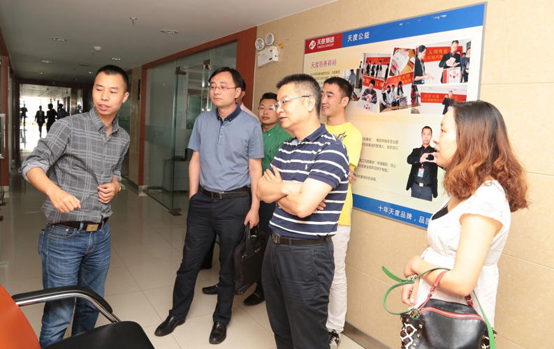 重庆市渝北区人民政府相关领导莅临云南杏彩体育集团考察，双方将于近日签订投资合同，杏彩体育集团将在重庆投资设立控股子公司和200人规模的技术研发基地