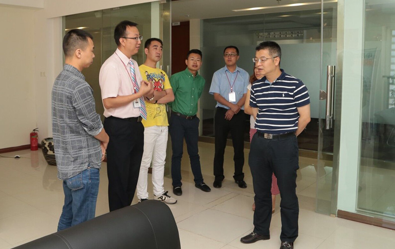 重庆市渝北区人民政府相关领导莅临云南杏彩体育集团考察，双方将于近日签订投资合同，杏彩体育集团将在重庆投资设立控股子公司-重庆杏彩体育网络信息技术有限公司，并建立200人规模的专业技术研发基地，此后将大大增强杏彩体育技术研发实力和公司综合优势