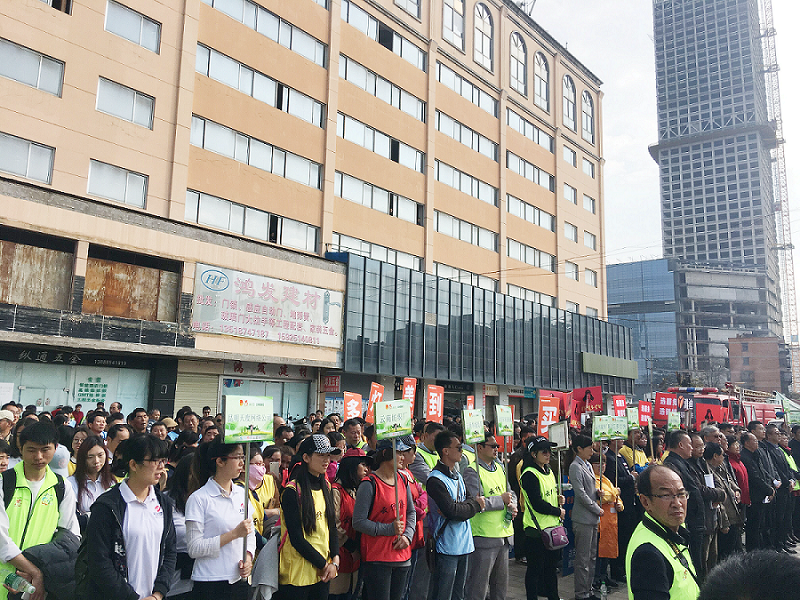 2017年3月5日，是我国第54个学雷锋纪念日。3月份的春天万物复苏，百花齐放。阳光透过淡薄的云层照耀着大地，它的万道金光愉快地普照着万物。春风拂面,是那么清柔,那么亲切,就像是雷锋的精神一直温暖着、鼓舞着杏彩体育!