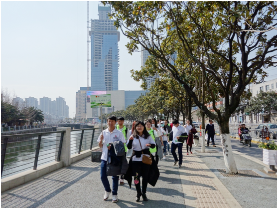 一路上，志愿者把“学雷锋践行动 树新风做好事 做志愿者”的精神传扬到大街小巷，把雷锋为人民服务的志愿精神带到城市的每个角落。